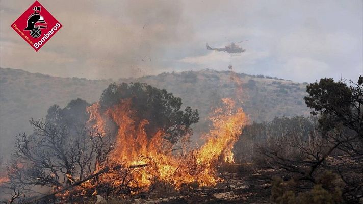 Telediario 2 - Incendios nivel dos declarados en Ibi, Alicante, y Navaluenga, Ávila