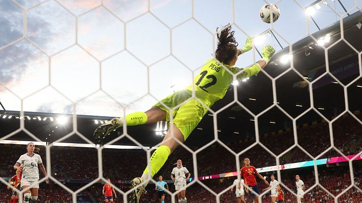  - El paradón de Peng a una gran falta de Claudia Pina