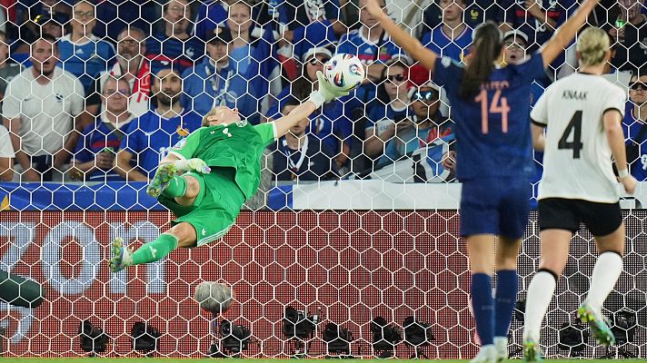  - Ann-Katrin Berger hace en la prórroga del Francia - Alemania el paradón de la Eurocopa