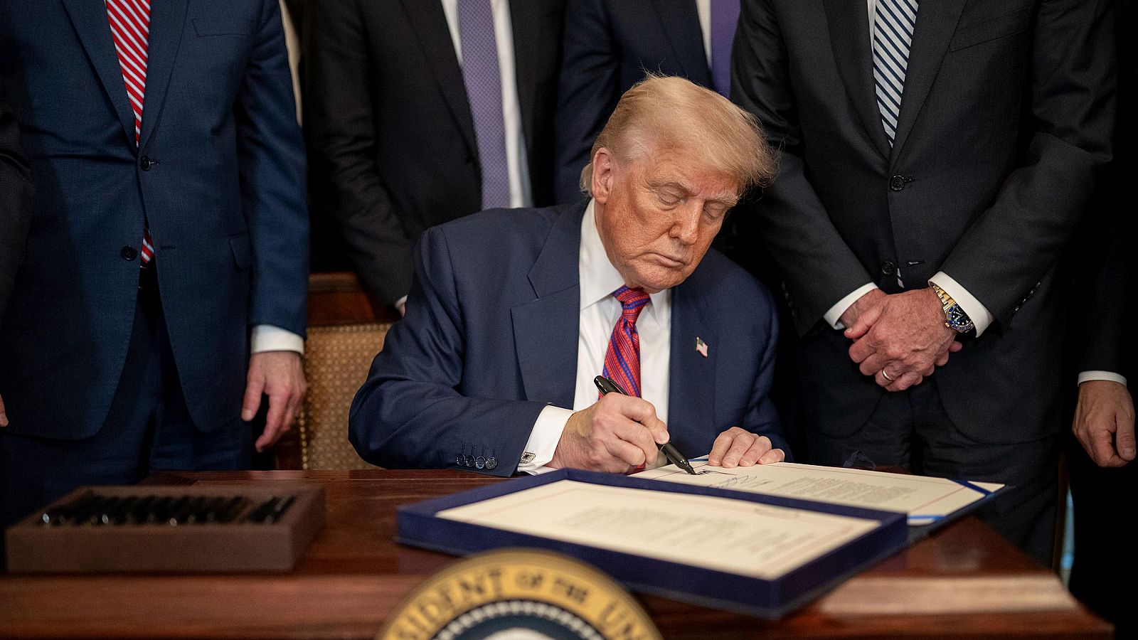 Trump, seis meses en la Casa Blanca marcados por sus políticas arancelarias y migratorias - Radio 5 Actualidad | Ver