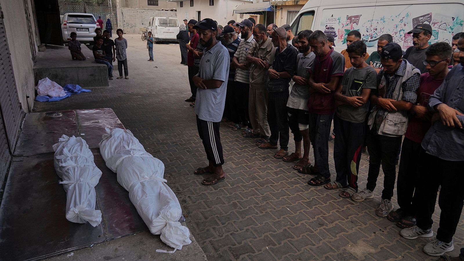 Israel bombardea zonas habitadas en Gaza y mata a un centenar de palestinos - Informativo 24h | Ver