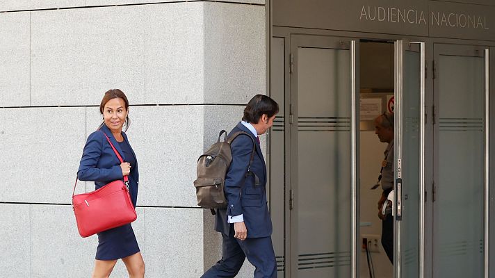 Telediario 1 - La Audiencia Nacional retira el pasaporte y prohíbe salir de España a Pardo de Vera y Herrero