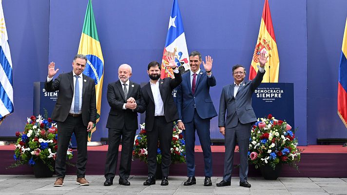 Telediario 2 - Sánchez defiende con líderes latinoamericanos un frente progresista por la democracia ante "la internacional del odio"