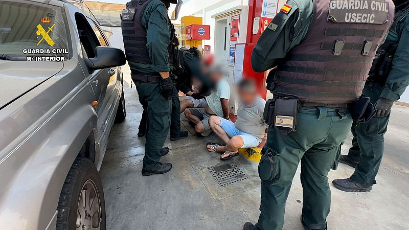 Desarticulan una red que operaba con narcogasolineras flotantes | Ver
