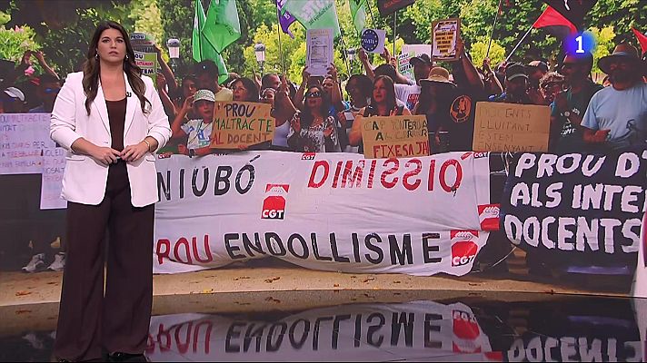 L'Informatiu - Afectats pels errors en l'adjudicació de places docents es concenren al Parlament