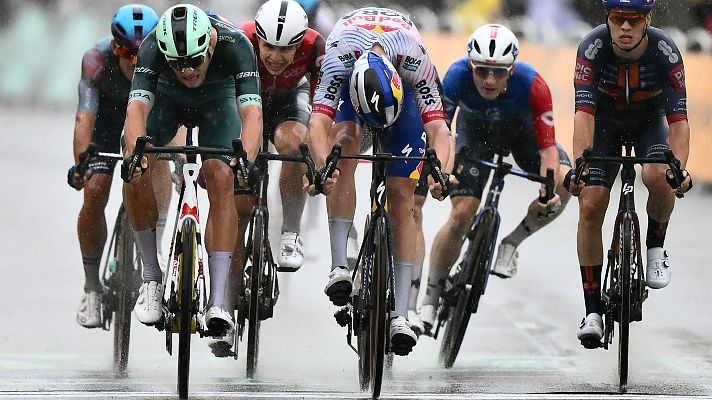 Ciclismo - La lluvia marca el sprint final de la etapa 17 del Tour de Francia