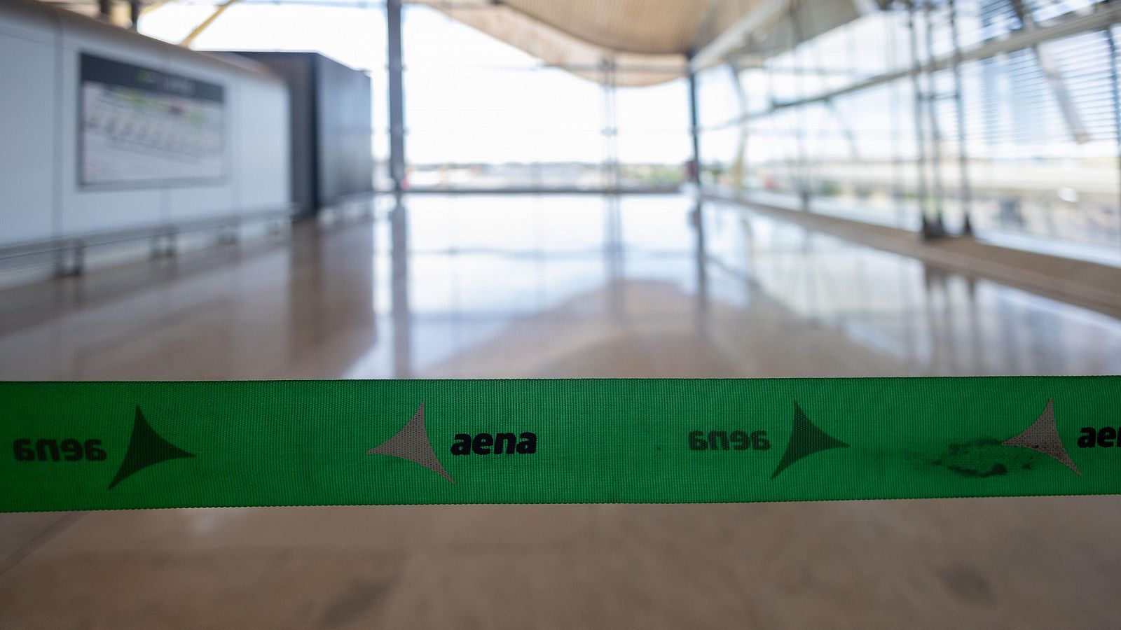 Aena prohíbe pernoctar en Barajas desde este jueves | Ver