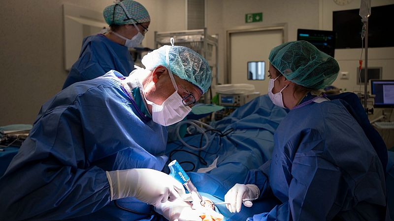 Donar heces salva vidas - Telediario 2 | Ver
