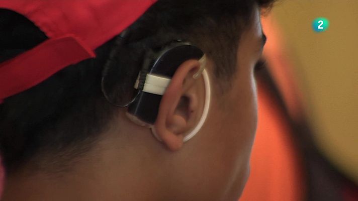 En lengua de signos - Jóvenes con implante coclear disfrutan en CampAICE