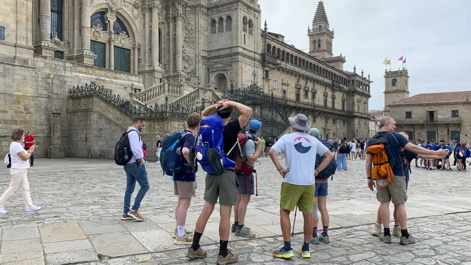 Sanitarios, guías, transporte... Los servicios del Camino de Santiago | Ver