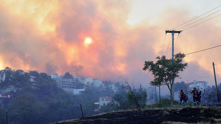 Telediario Fin de Semana - Un incendio obliga a evacuar a más de 5.000 personas en las afueras de Atenas
