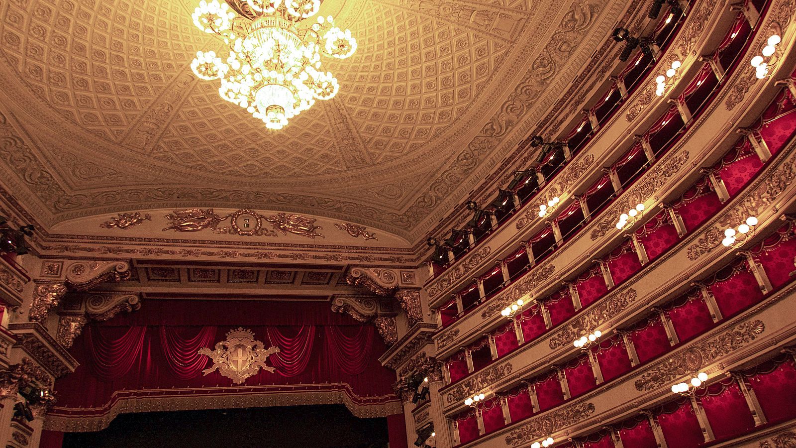 La Scala de Milán impone un 'dress code' estricto para asistir a la ópera | Ver