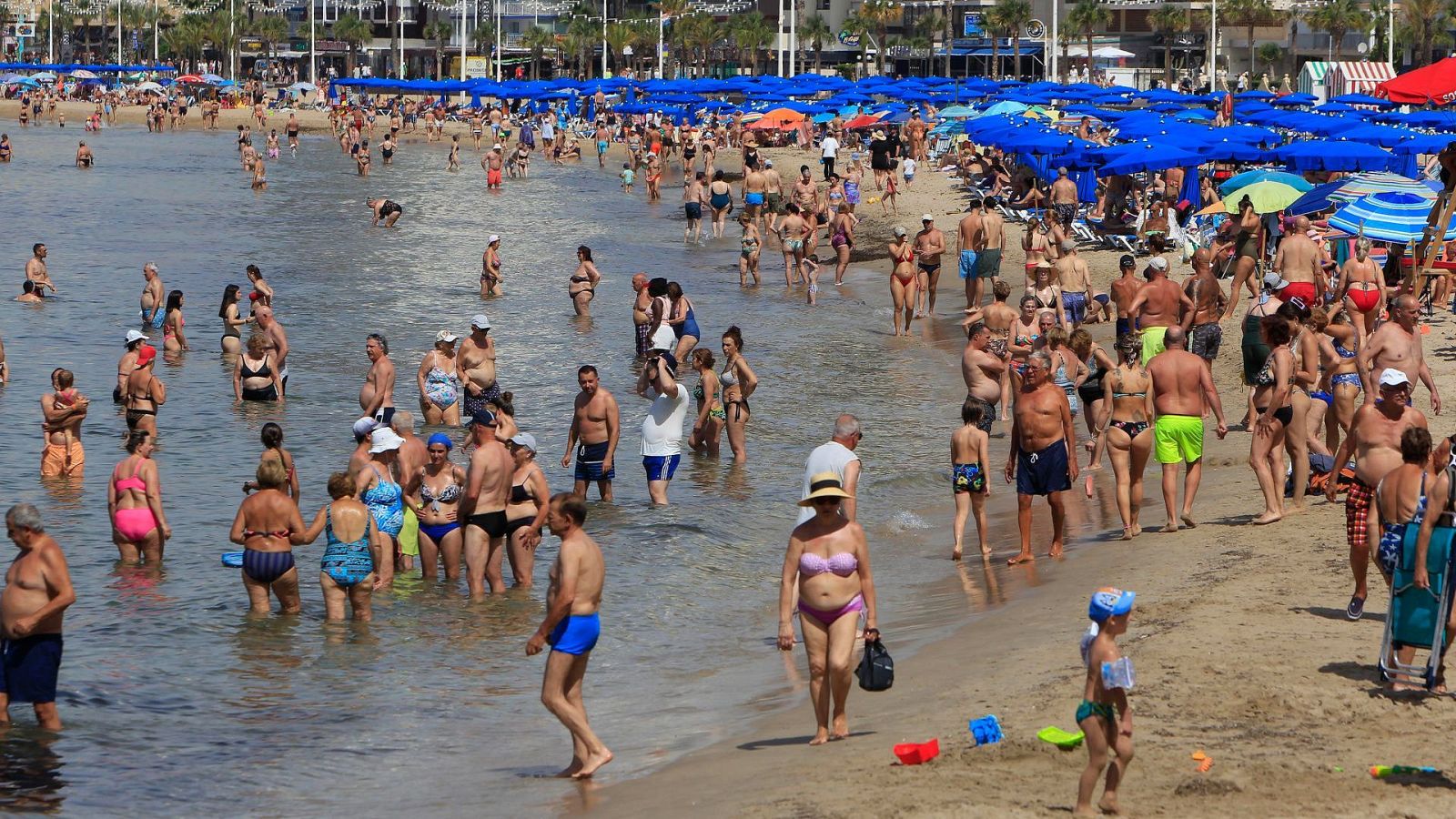 La economía española creció un 0,7% en el segundo trimestre por el tirón del consumo y la inversión - Telediario 1 | Ver