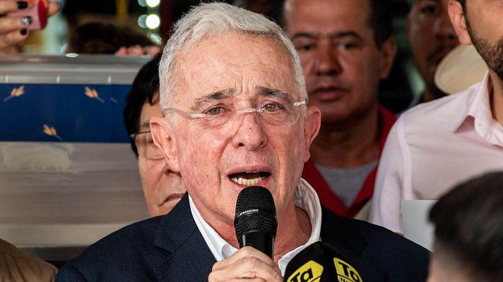 La tarde en 24h - El expresidente de Colombia, Álvaro Uribe, es declarado culpable por mantener contactos con grupos paramilitares