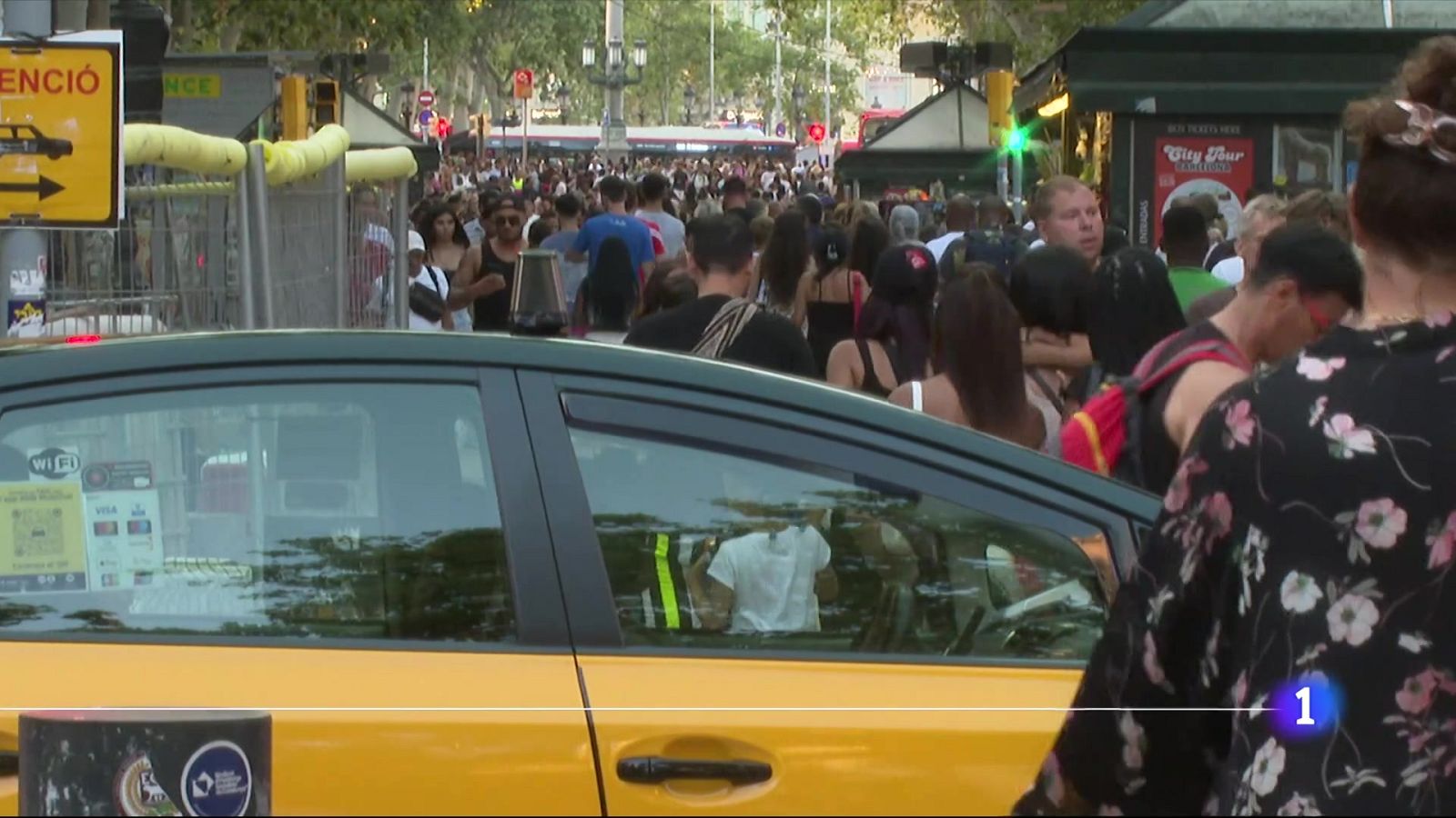 Barcelona s’omple de turistes i es buida de veïns