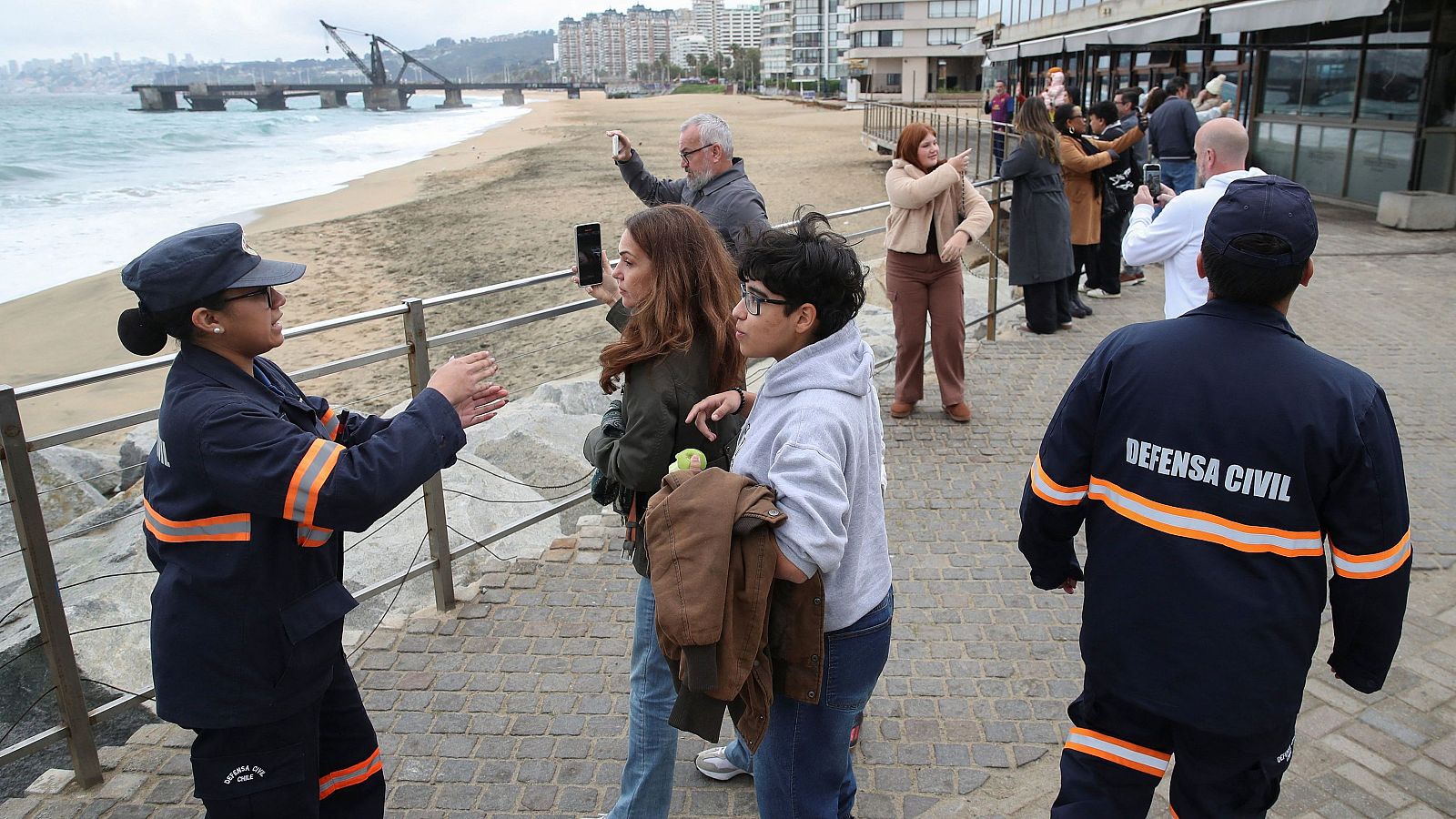 Delegado presidencial de la Isla de Pascua: "Hemos evacuado a todas las personas en peligro" - La tarde en 24h | Ver