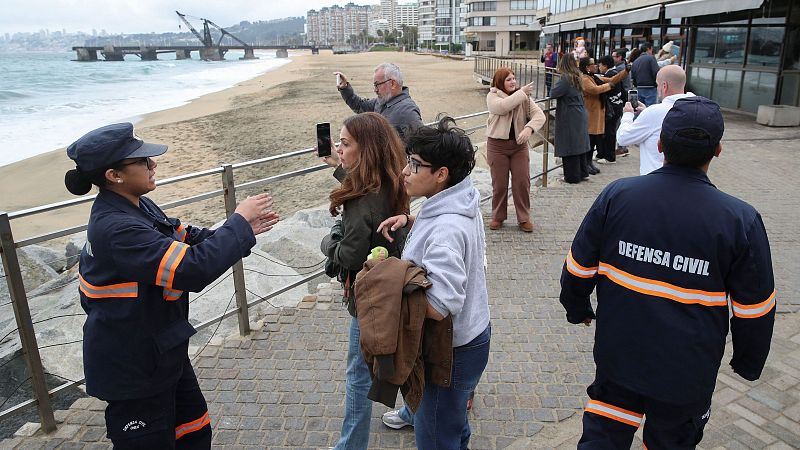 Delegado presidencial de la Isla de Pascua: "Hemos evacuado a todas las personas en peligro" - La tarde en 24h | Ver
