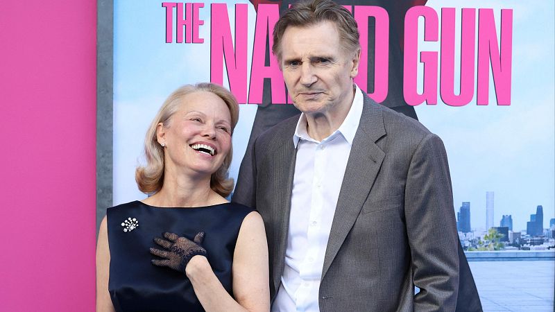 Liam Neeson y Pamela Anderson protagonizan 'Agárralo como puedas' - Telediario 1 | Ver