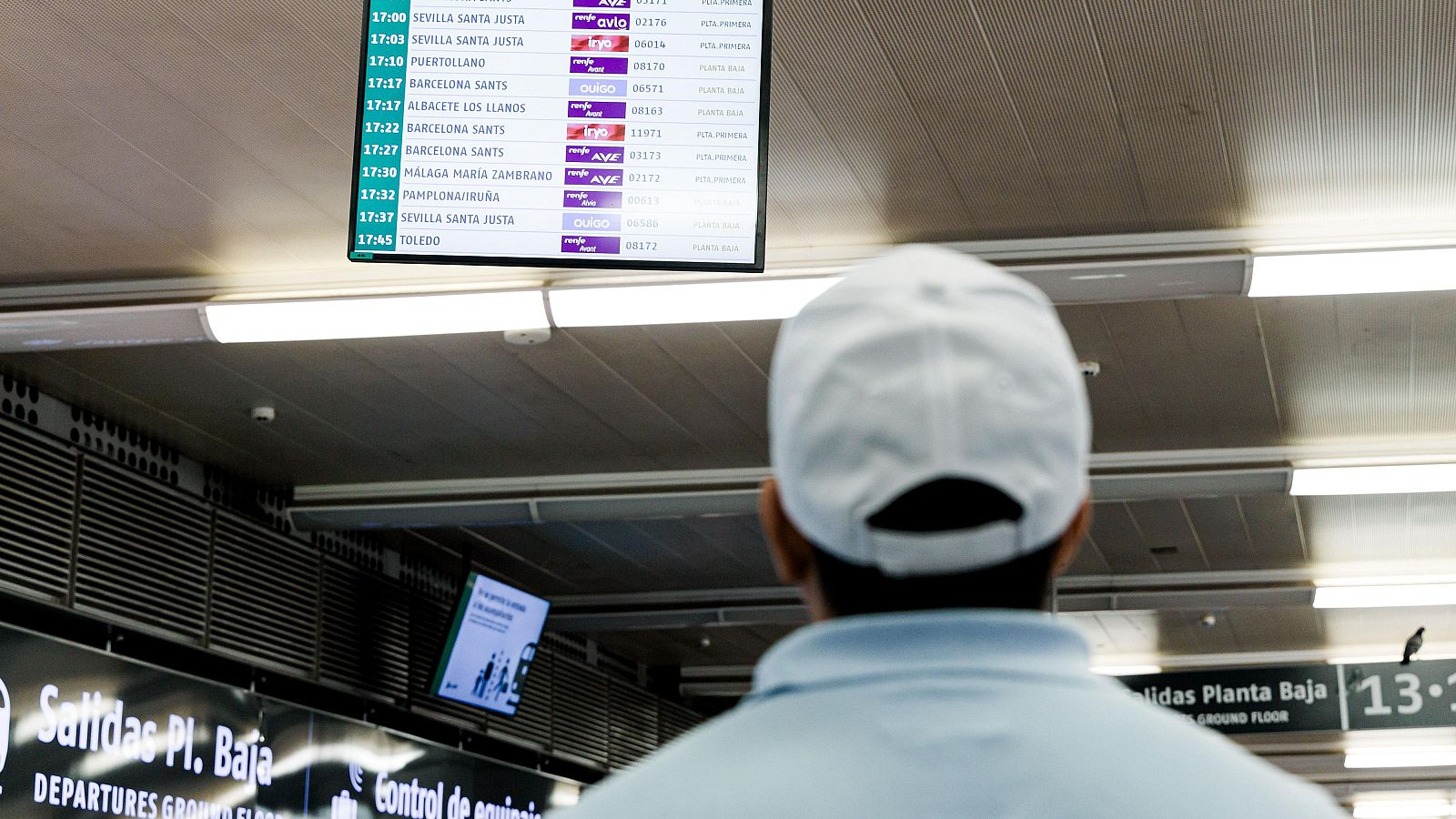 Renfe y Aena se preparan para la operación salida de agosto - Telediario 2 | Ver