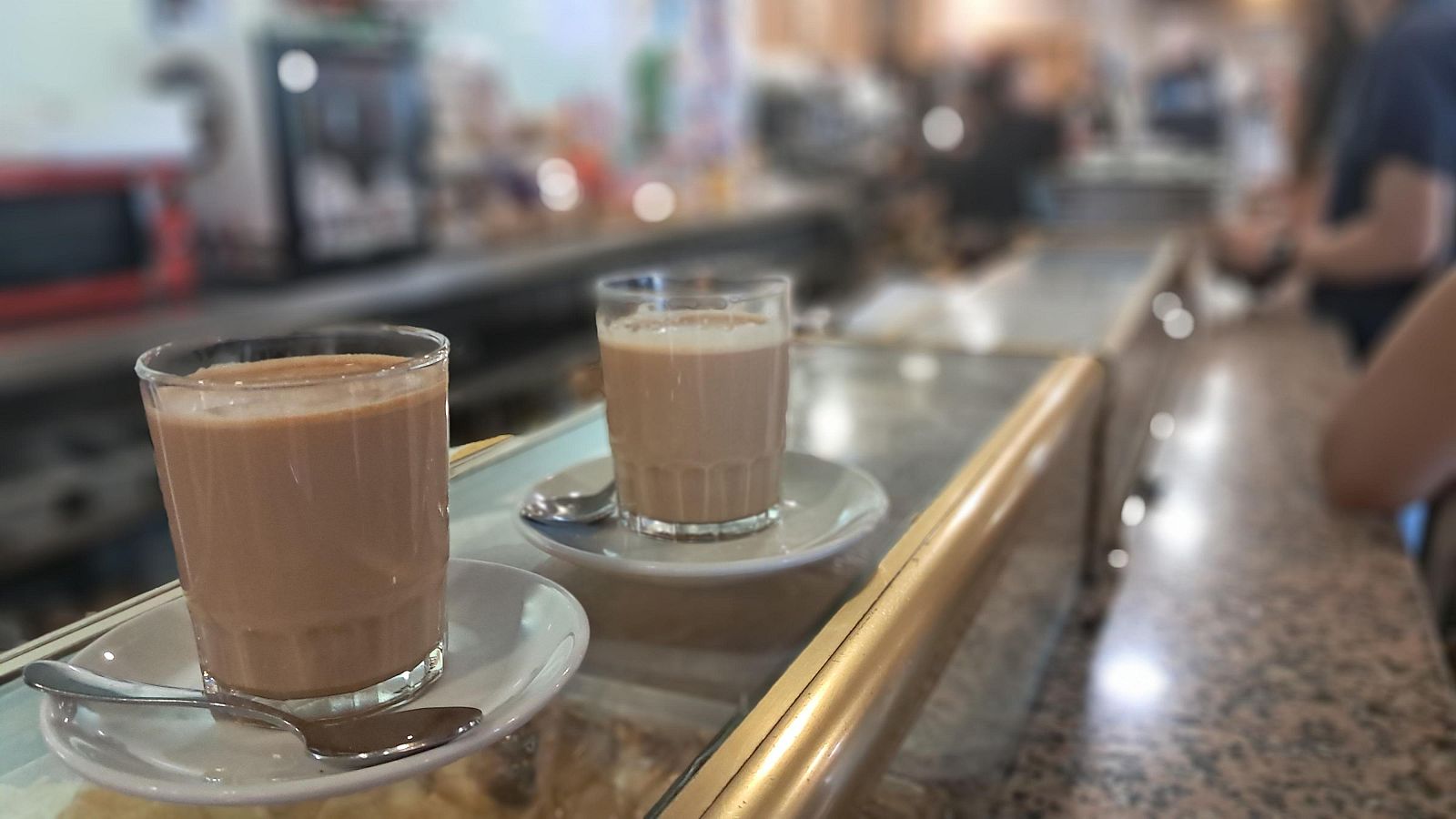 Los bares de carretera donde empieza y acaba el verano - Telediario 1 | Ver