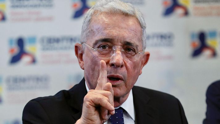 Informativo 24h - El expresidente de Colombia Álvaro Uribe, condenado a 12 años de prisión domiciliaria por soborno y fraude procesal