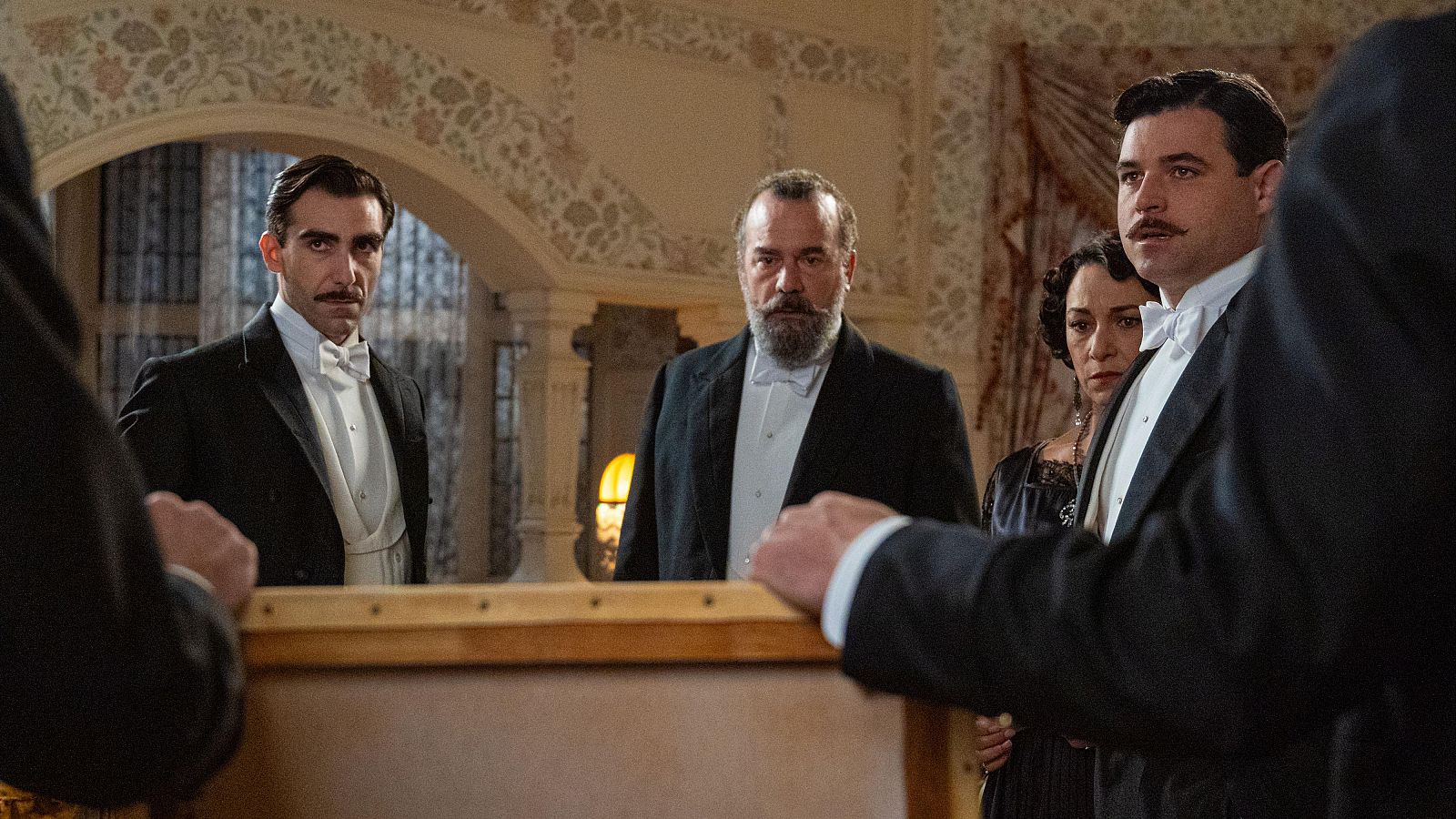 La Promesa - Manuel descubre el cuadro de su madre - La promesa | Ver