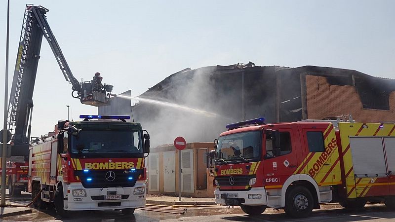 Dan por controlado el incendio industrial en una empresa de Vinaròs | Ver