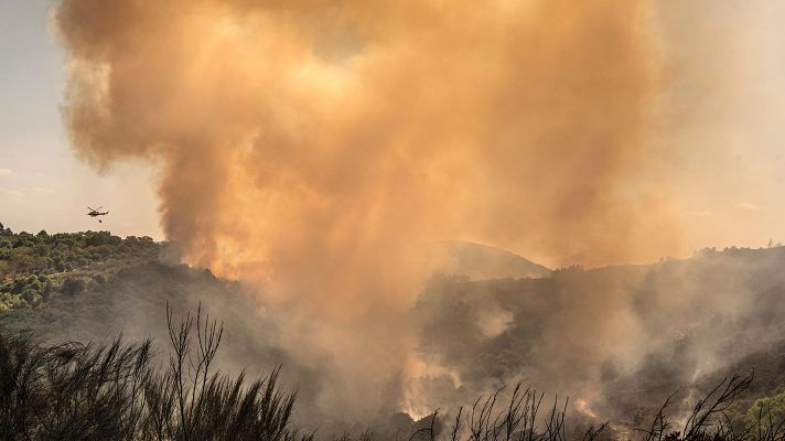 El incendio en el municipio ourensano de Vilardevós sigue activo - Telediario Fin de Semana | Ver