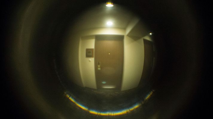 Telediario 1 - El Supremo considera que las mirillas que graban vulneran la intimidad