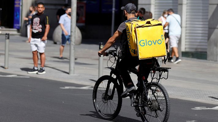 Telediario 2 - Glovo, multada por emplear a extranjeros sin permiso de trabajo