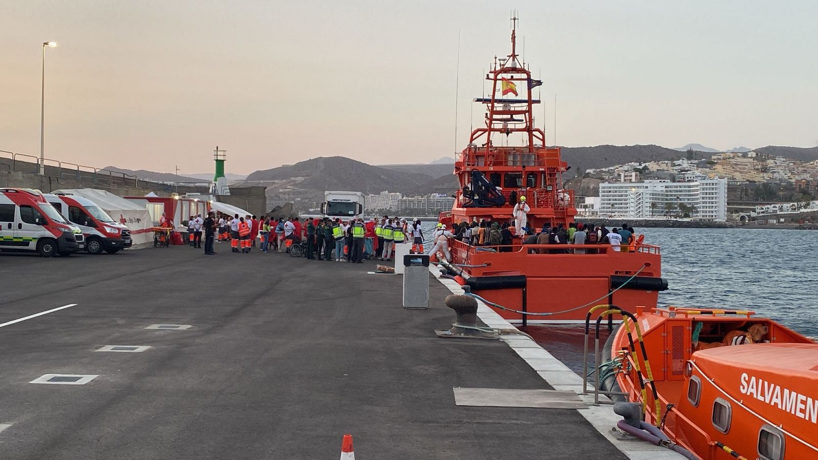 Rescatados 179 inmigrantes a casi 500 kilómetros de Gran Canaria - Telediario 1 | Ver