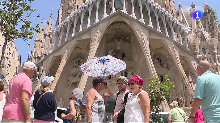 L'Informatiu - El paraigua es consolida com a aliat contra el sol d'estiu