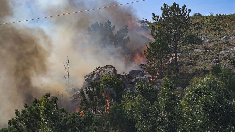 Un nuevo incendio en Ponteceso (A Coruña) obliga a desalojar a vecinos de la zona | Ver