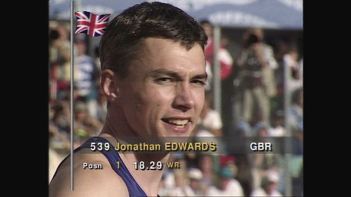 Deportes en el Archivo de RTVE - Jonathan Edwards bate dos veces el récord de triple salto hasta 18,29 m en el Mundial de Gotemburgo 1995