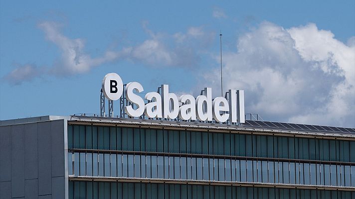 Telediario 1 - Los accionistas del Sabadell aprueban la venta de TSB al Santander en la recta final de la opa lanzada por BBVA