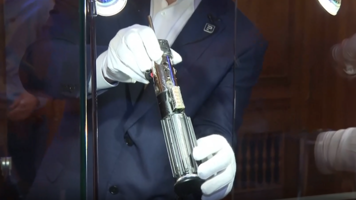 Telediario 1 - Hollywood entra a subasta: desde el sable láser de Darth Vader hasta el látigo de Indiana Jones