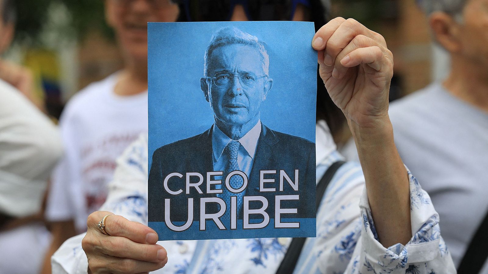 La derecha colombiana protesta por la condena al expresidente Uribe | Ver