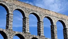 Subastan una piedra del Acueducto de Segovia