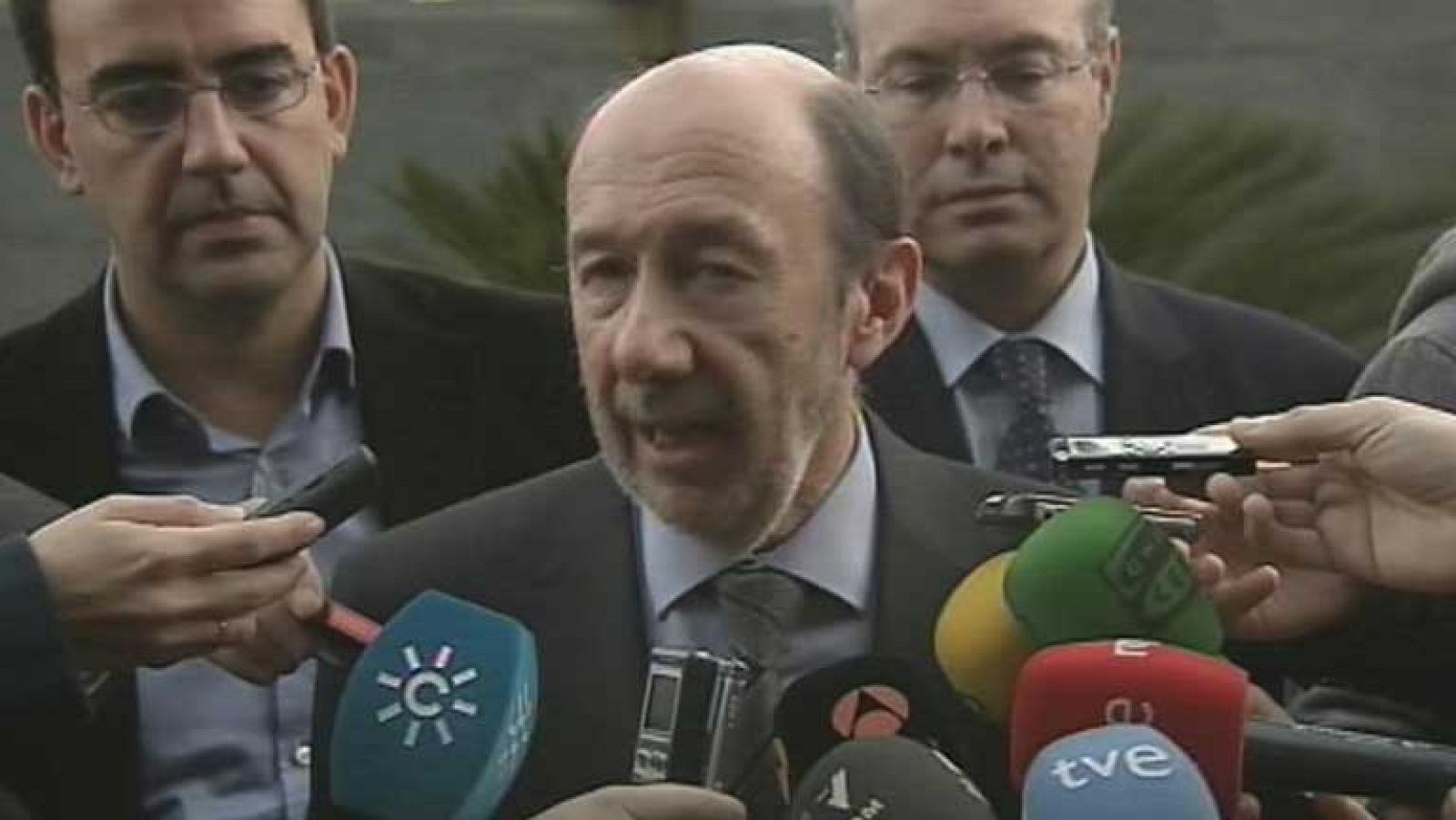 Rubalcaba pide explicaciones al Gobierno por las cuentas de Bárcenas