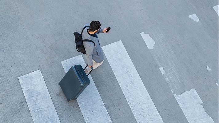 Telediario 1 - Usar el móvil al cruzar la calle, una práctica cotidiana que aumenta el riesgo de ser atropellado