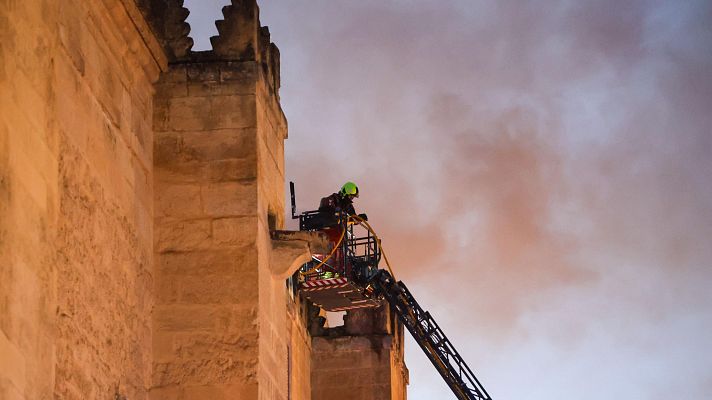 Fin de semana 24h - Extinguido el incendio declarado en la Mezquita de Córdoba, aunque seguirá vigilado durante la noche