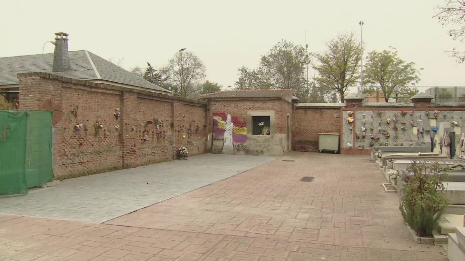 Desmantelamiento del memorial del cementerio de La Almudena (Madrid) | Ver ahora