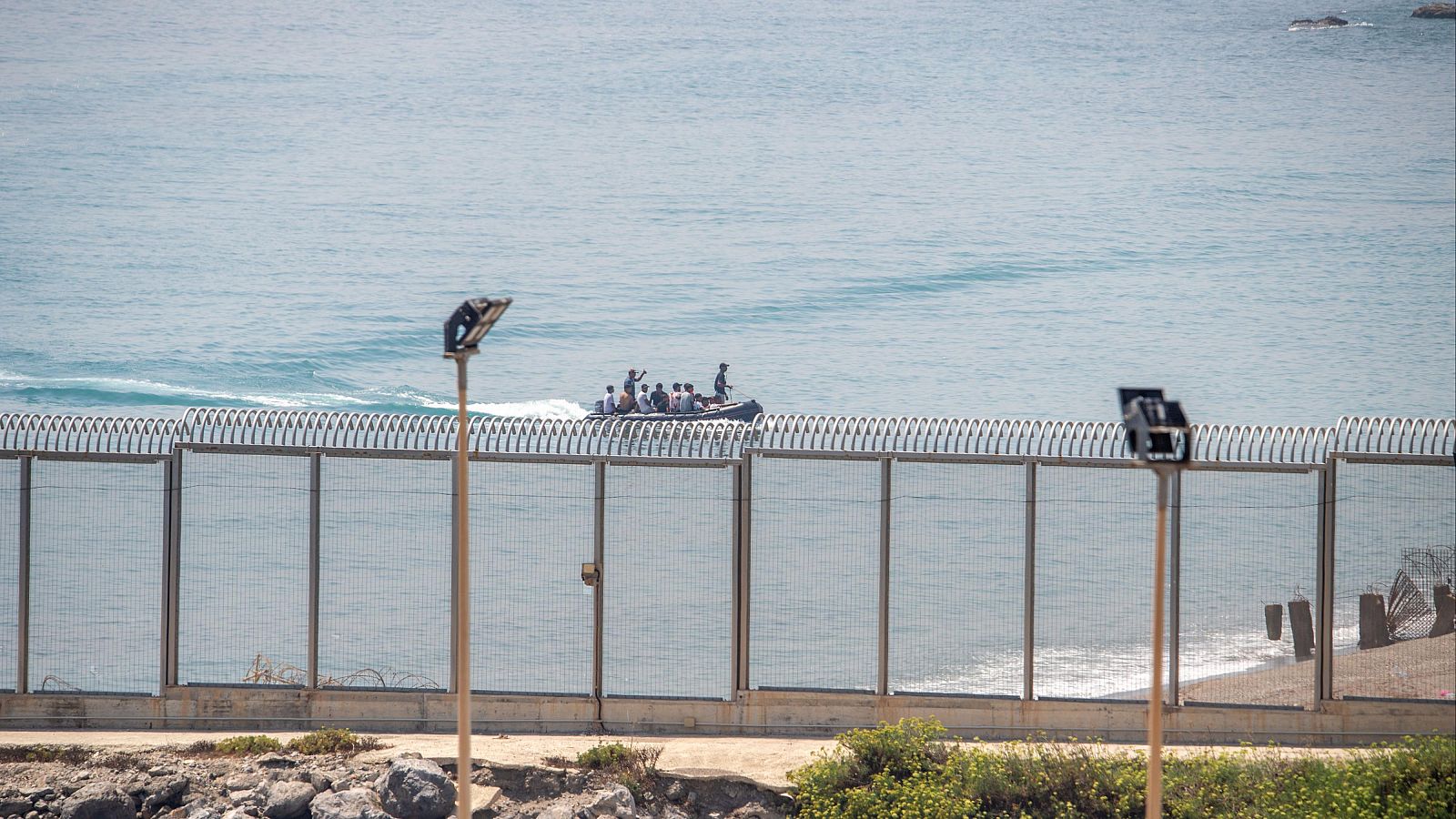 Decenas de jóvenes marroquíes intentan entrar a nado en Ceuta en las últimas horas - Informativo 24h | Ver