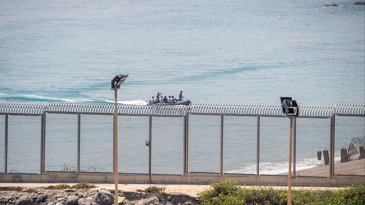 Informativo 24h - Decenas de jóvenes marroquíes intentan entrar a nado en Ceuta en las últimas horas