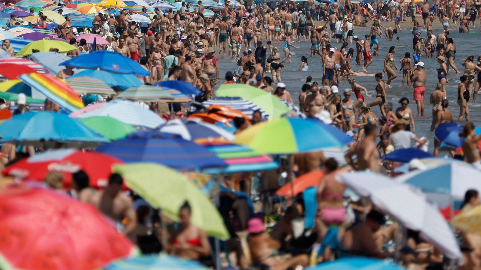 Protectores solares, piscinas o heladerías: el negocio del calor | Ver
