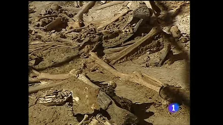 Telediario 2 - El juez Garzón autoriza la apertura de 19 fosas comunes
