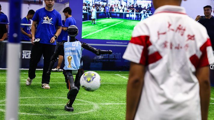Telediario 2 - Comienza la Conferencia Mundial de Robótica en Pekín: desde robots boxeadores hasta futbolistas