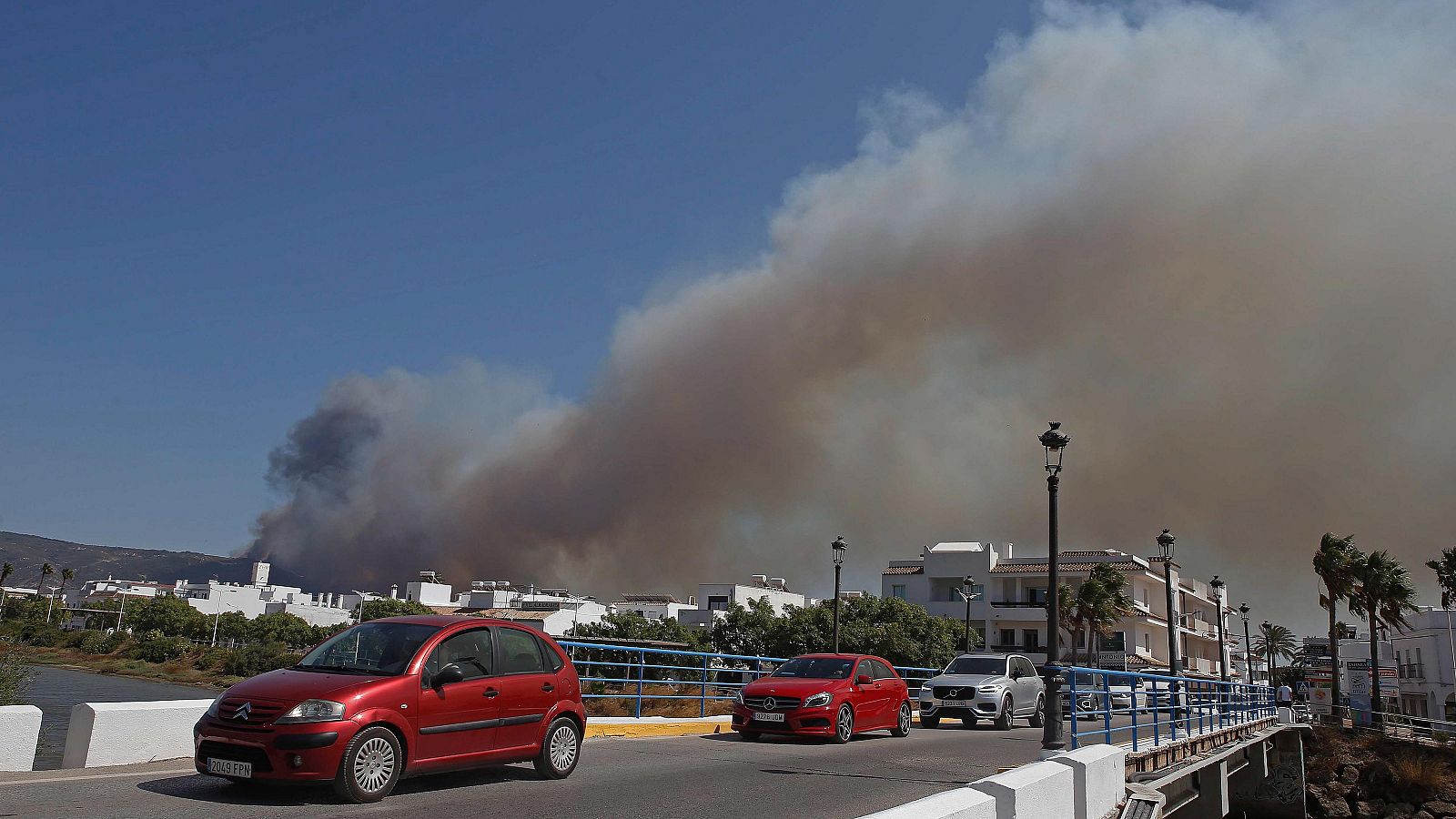 Un incendio en Tarifa obliga a desalojar a más de 2.000 personas