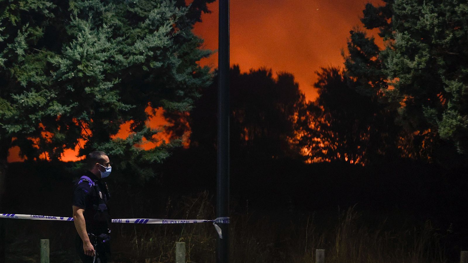 La UME se despliega en un incendio en Tres Cantos que avanza sin control