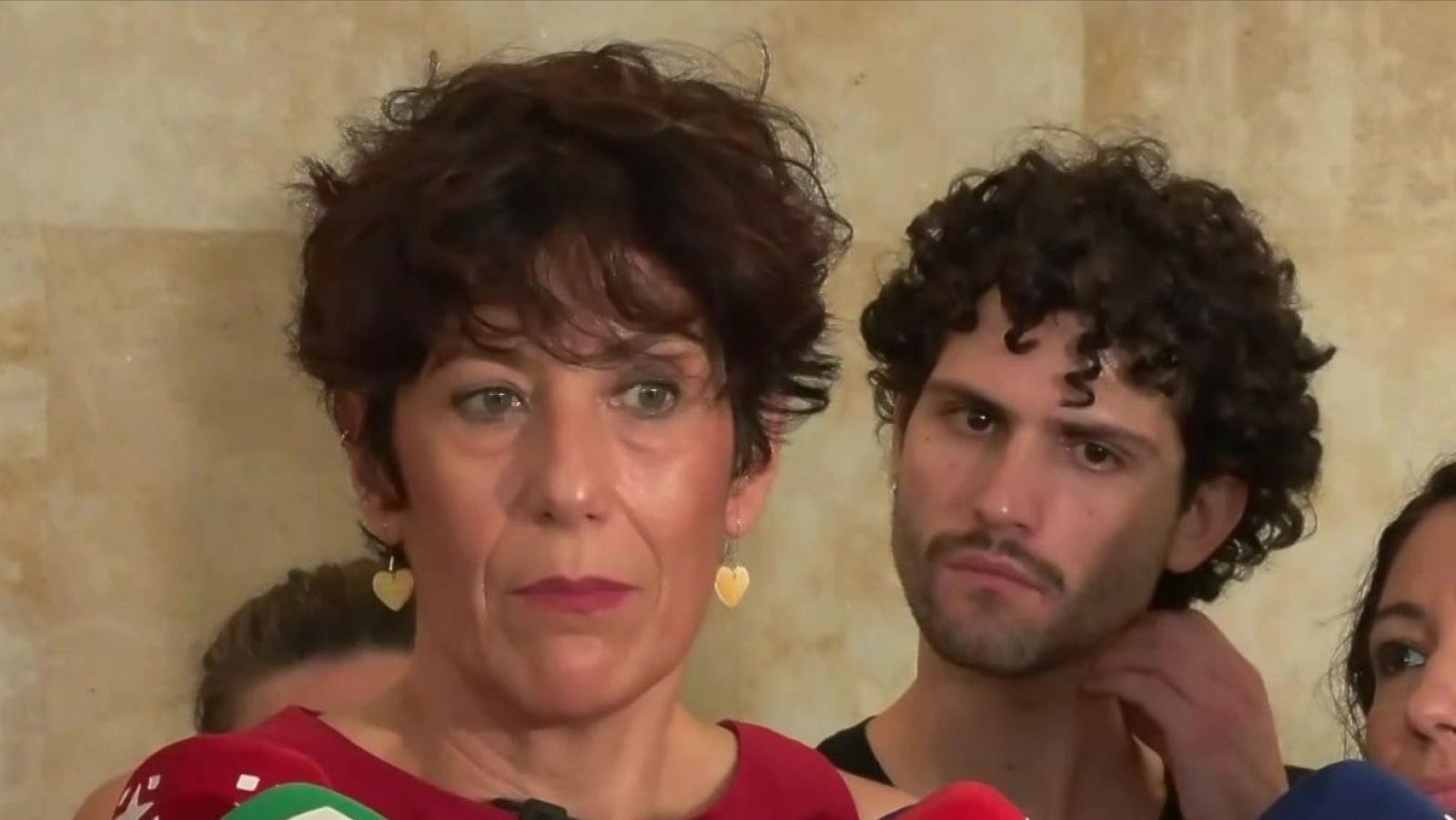 Saiz denuncia una "pancarta nazi" contra los menores migrantes - Informativo 24h | Ver